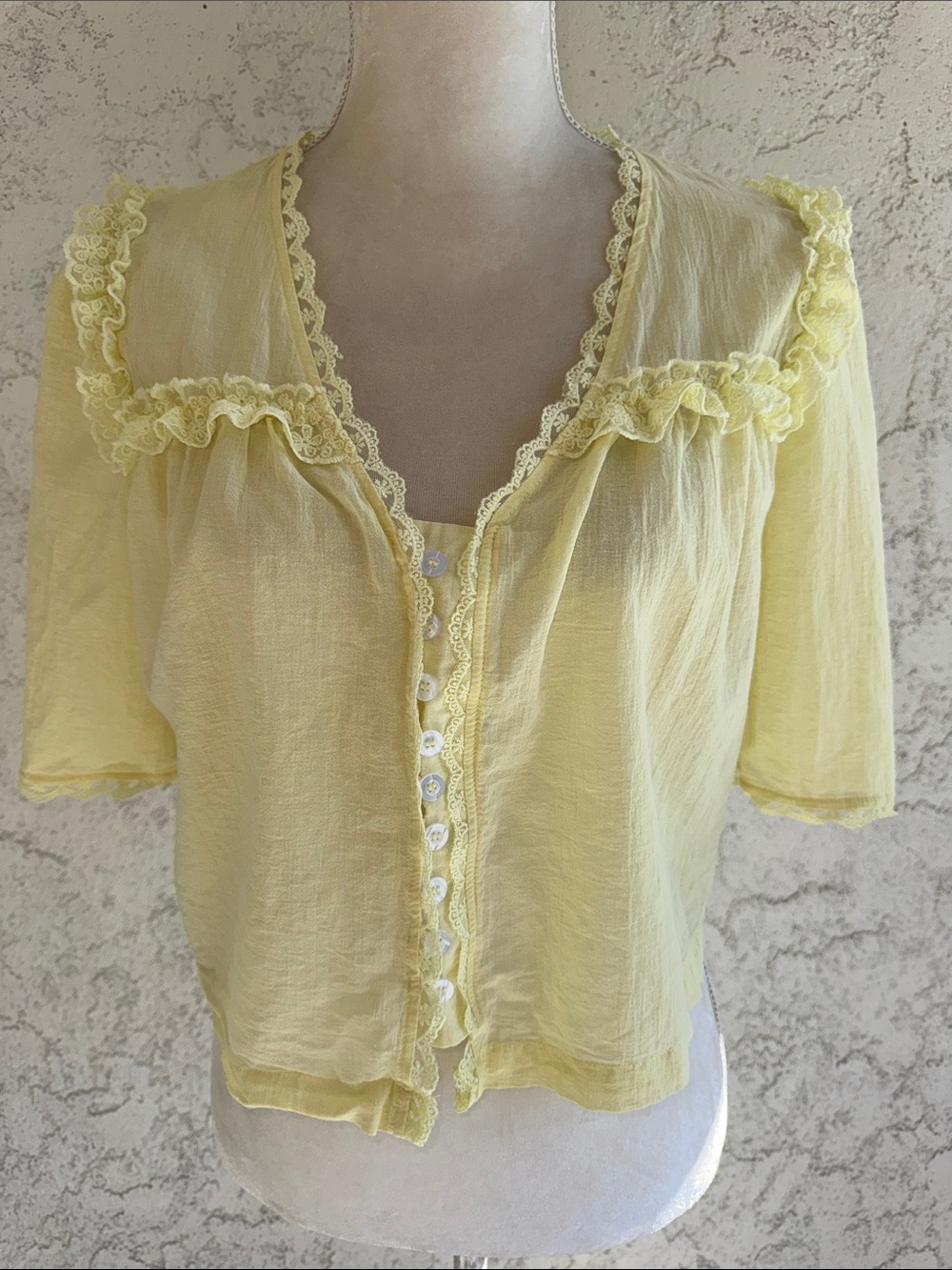 Light Yellow Ruffle-Trim cropped Blouse size XL cottage core